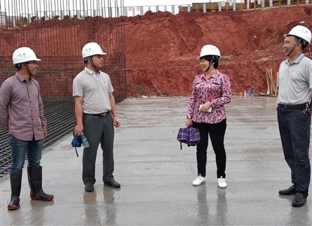 韋桂華、周善學(xué)到龍嶺大道三期項(xiàng)目調(diào)研