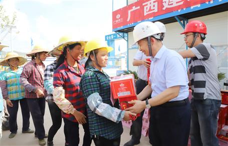 集團(tuán)公司黨委委員、副總經(jīng)理侯立林到公司施工一線送清涼