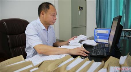 初心不改　本色不褪——記廣西勤廉榜樣、河池市紀(jì)委副書記、監(jiān)委副主任黃振林