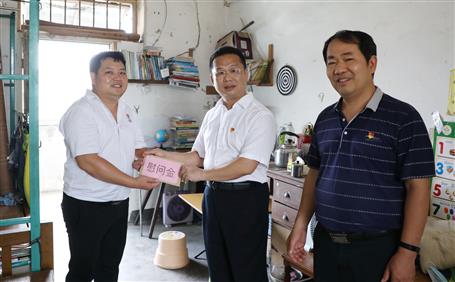 公司領導“七一”前慰問生活困難黨員和老黨員