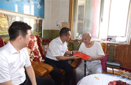 覃振華、賴海標(biāo)國慶節(jié)前慰問離休老干部