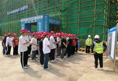 廣西科技大學(xué)師生80余人走進(jìn)冶建公司項目觀摩學(xué)習(xí)