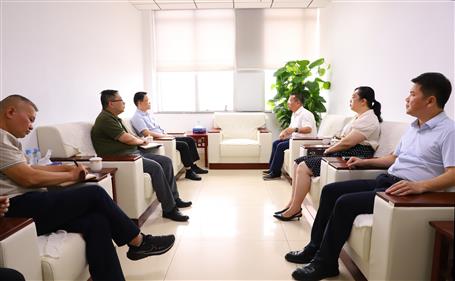 覃振華與柳北區(qū)委書記、區(qū)長(zhǎng)石中華舉行工作會(huì)談